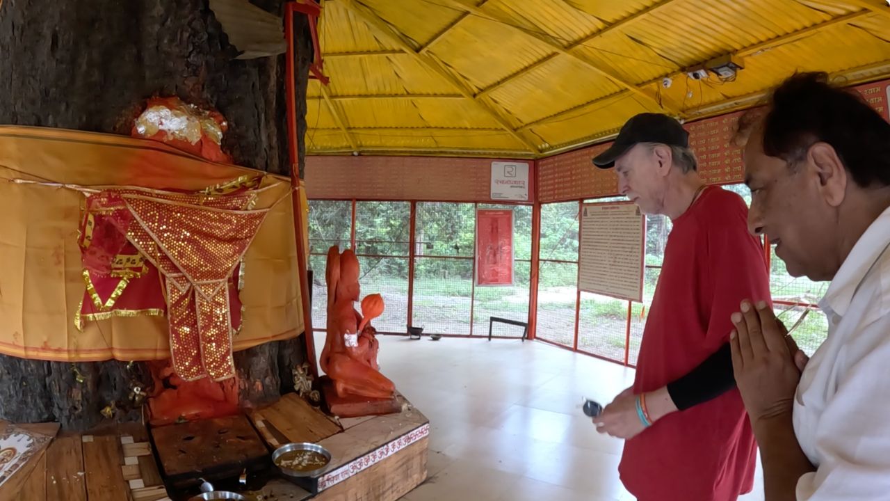 Krishna Das and Dr. Mungali at a shrine to Maharaj-ji in India